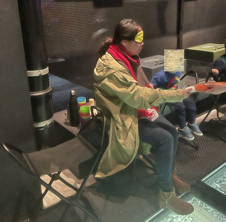 Vrouw met ogen dicht op prikkelarme dag in Train World