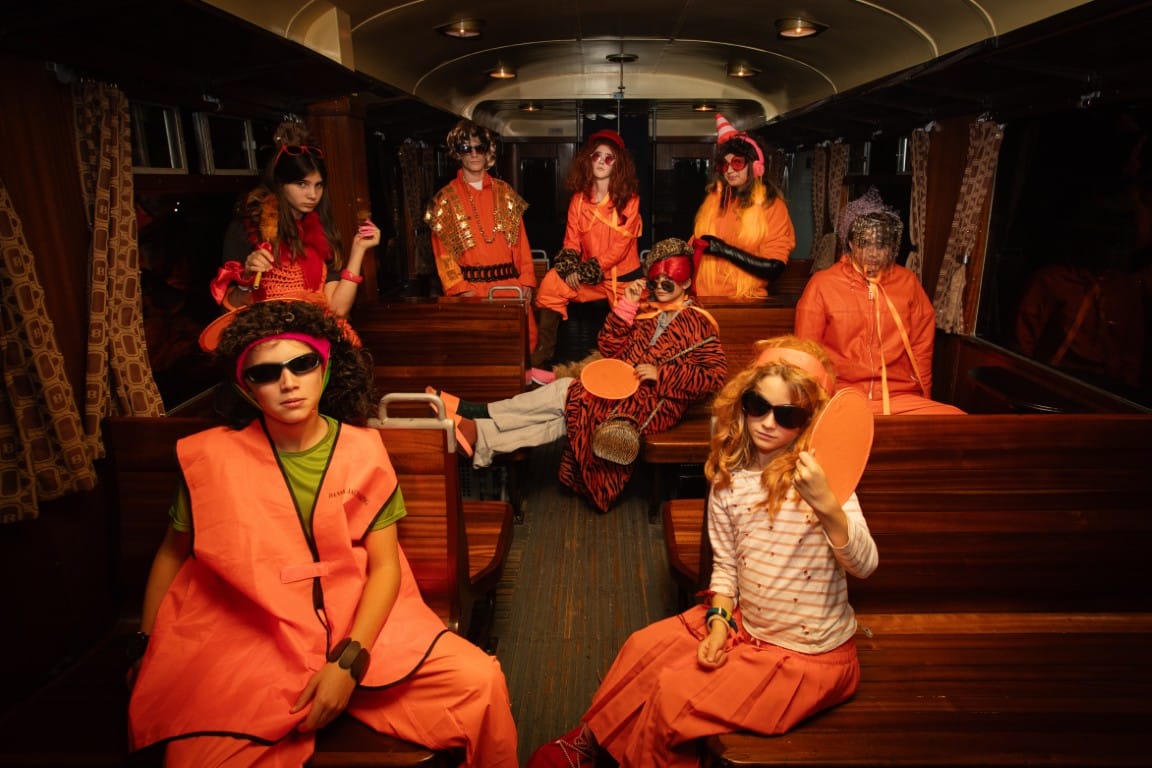Groupe d'enfants déguisés dans un bus pour la soirée du musée