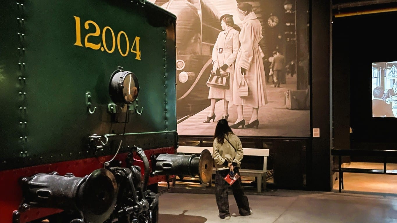 Prikkelarme voormiddag Train World: trein 12.004 en museumbezoeker