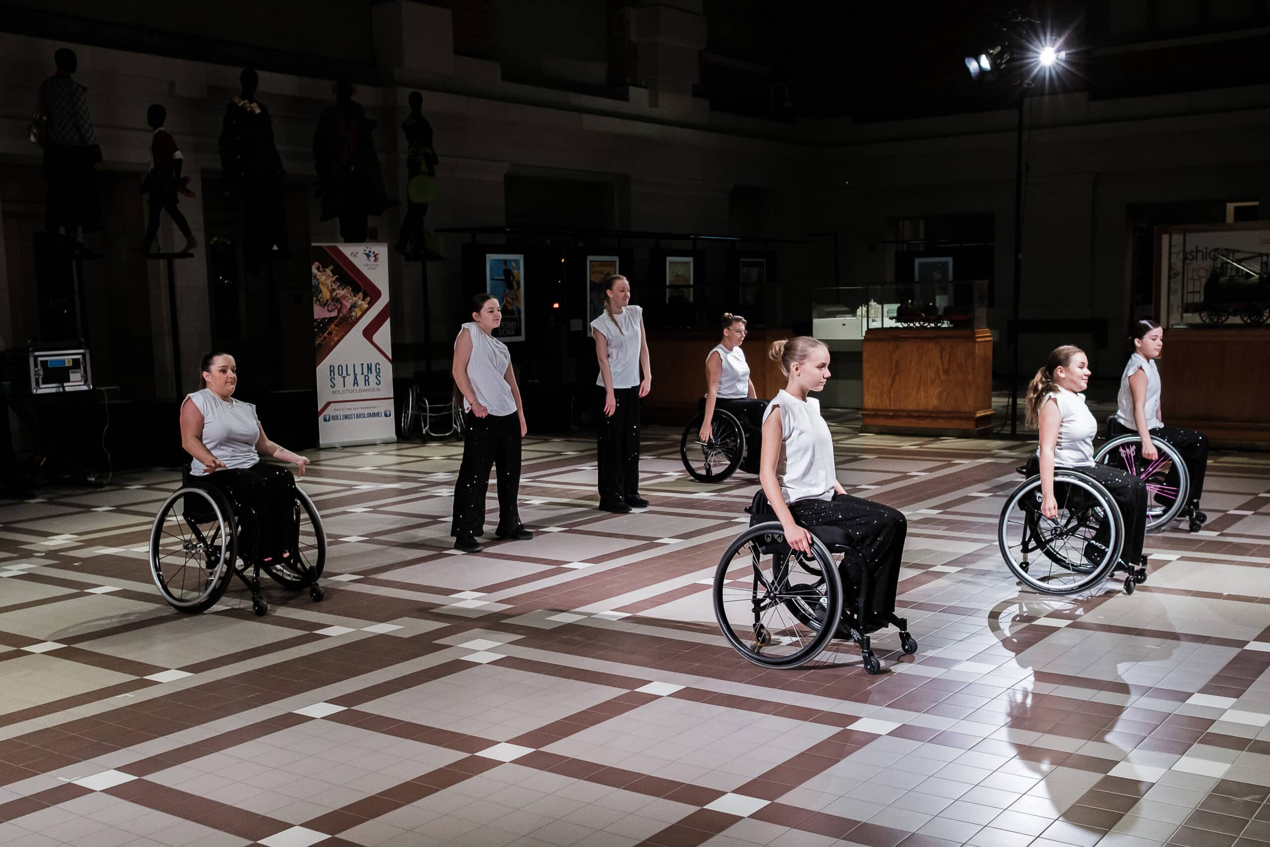 Dansgroep in rolstoelen tijdens Museum Night Fever.