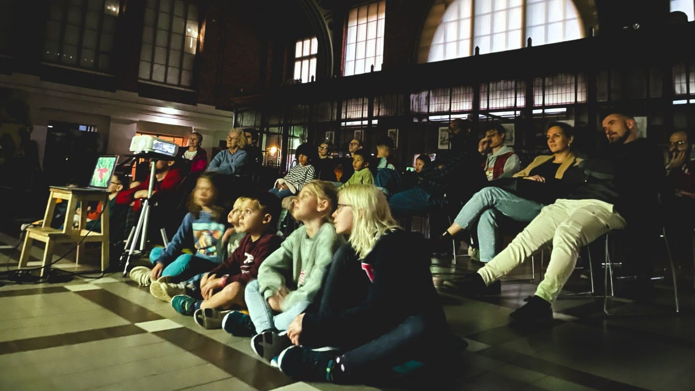 Public observant de courts métrages au festival Filem’On à Bruxelles.