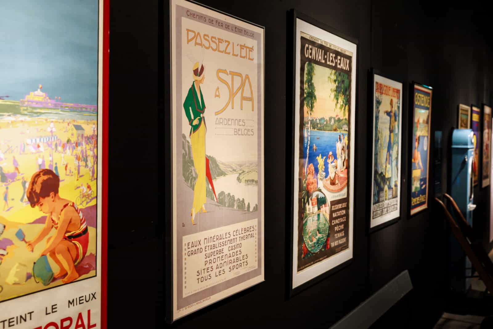 Affiche vintage belge "Passez l'été à Spa" : mode et trains