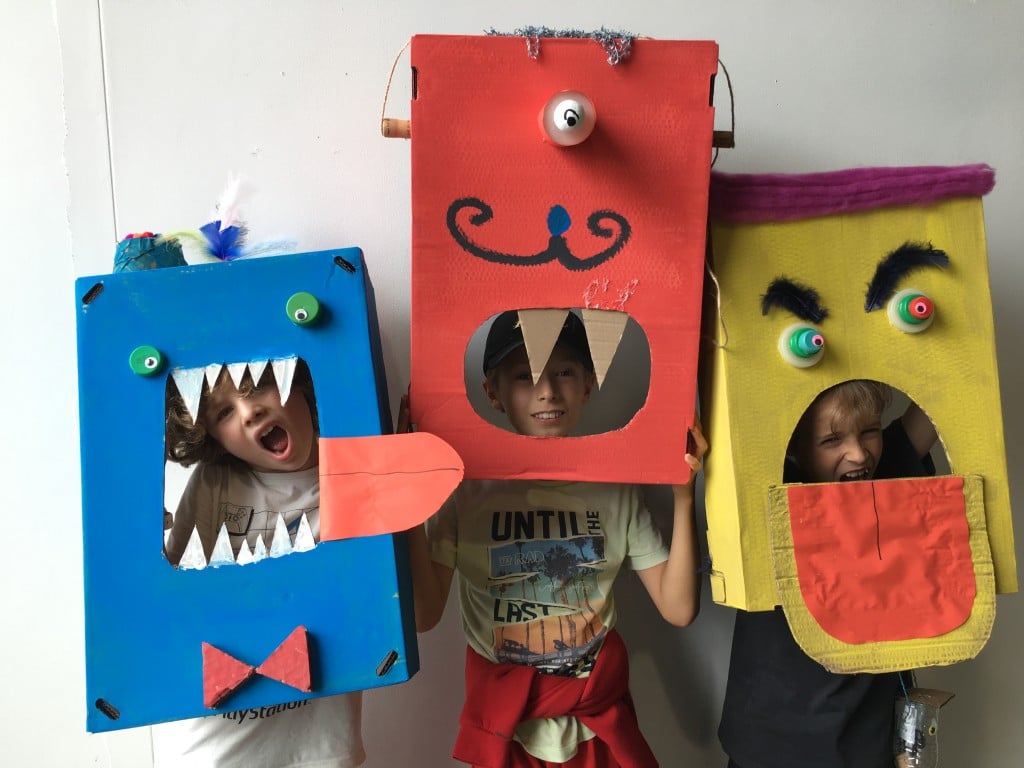 Kinderen in zelfgemaakte monsterkostuums tijdens de speelweek herfstvakantie.