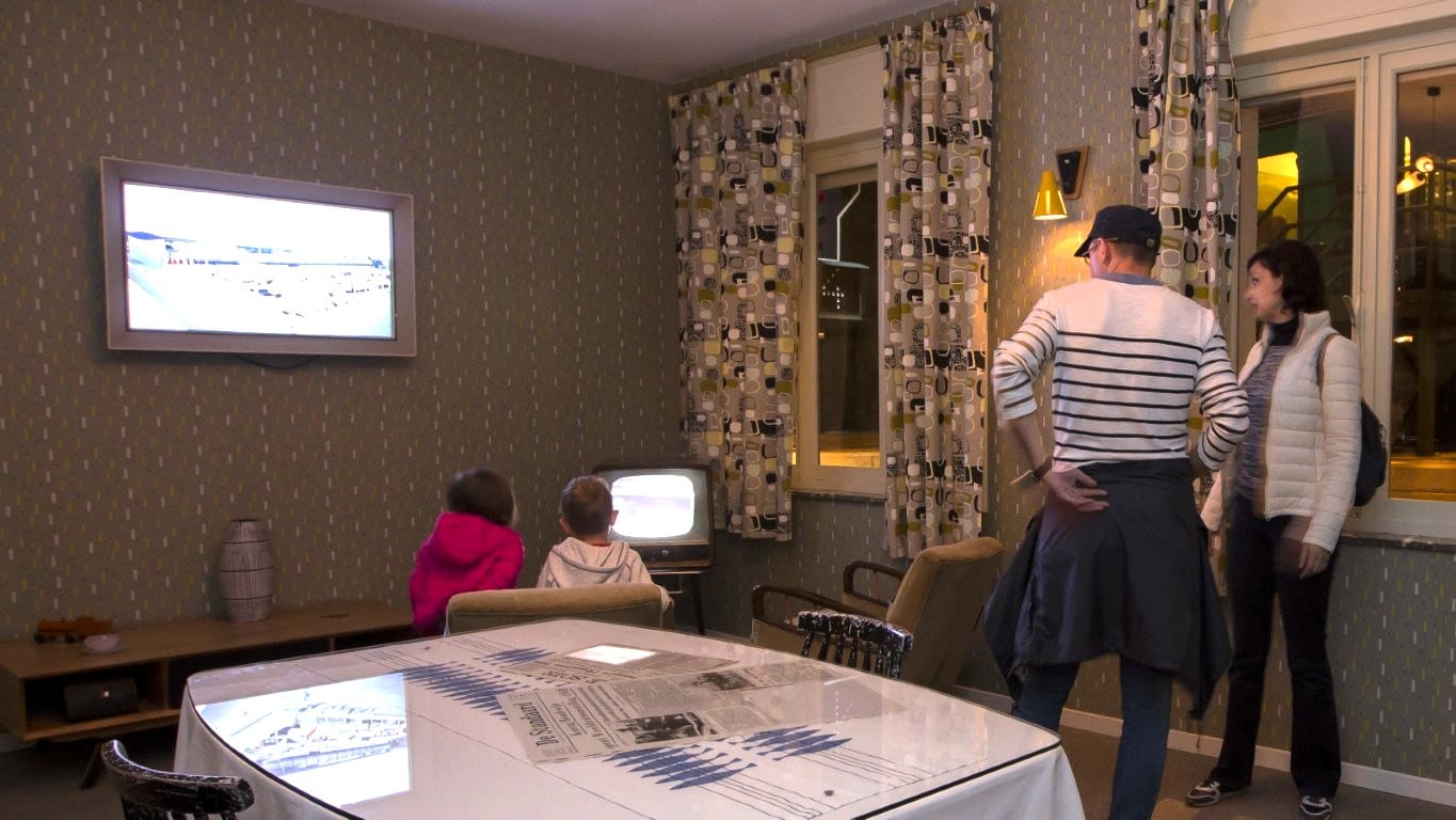Kortfilmreeks: gezin kijkt naar tv in retro woonkamer