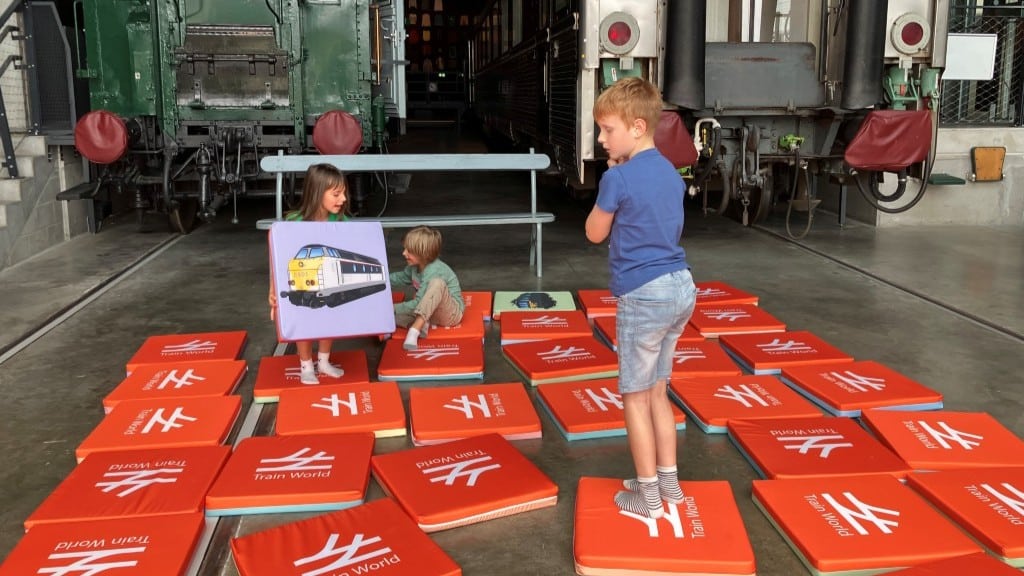 Kinderen spelen met trein memory in het Spoorwegmuseum
